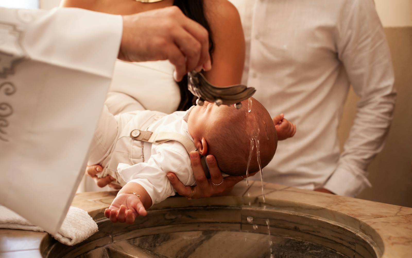 Baby ved dåpsseremoni - dåpsgave